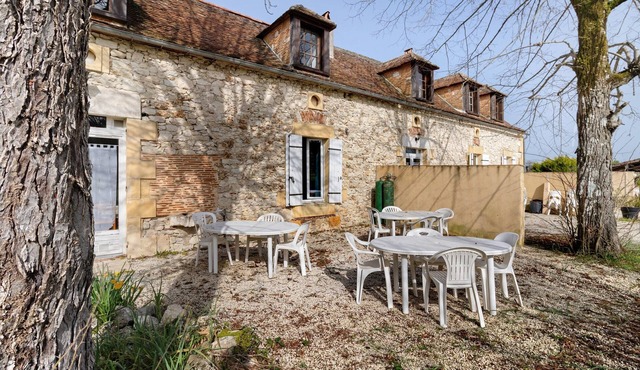 Gîtes Les Naudines Charlotte: House with 2 Shared Pools, Private Terrace & Wi-Fi