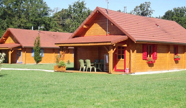 Gîtes of 75m², sleeps 6 with swimming pool (JURA)