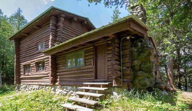 Glacial Esker Bunkhouse - Spacious Lakeside Rustic Lodge