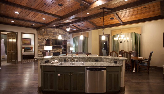 Glacier Canyon Resort With Free access to WaterParks and other Amenities