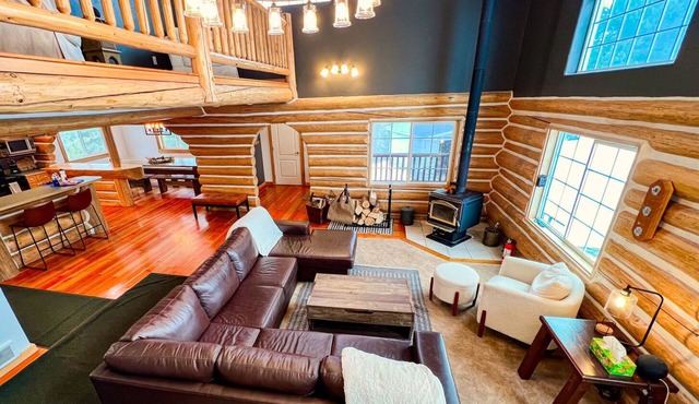 Glacier Dream Escape! Pet Friendly, 6 Bed/4.5 Bath, Sleeps 12, Private Acreage, Trees Galore!