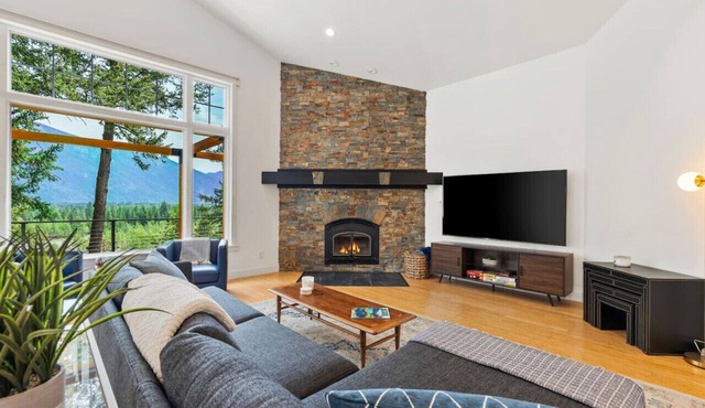 Glacier Escape - Panoramic Mountain & River Views!