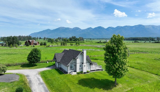 glacier getaway, family/pet friendly. Charming, peaceful home on 10 acers.