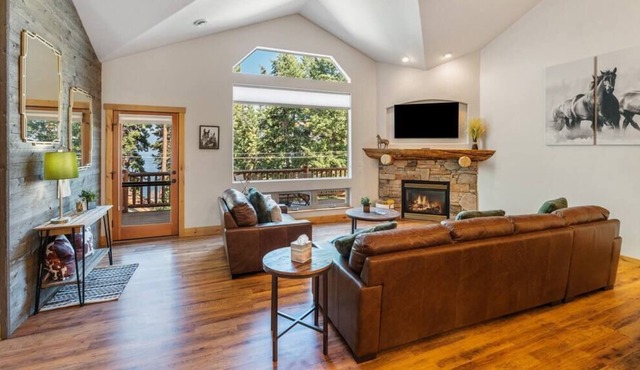 Glacier Getaway | Lakeside Views | Sleeps 8