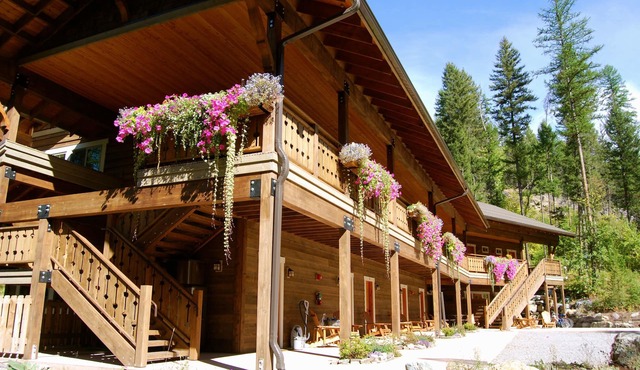 Glacier Guides Lodge
