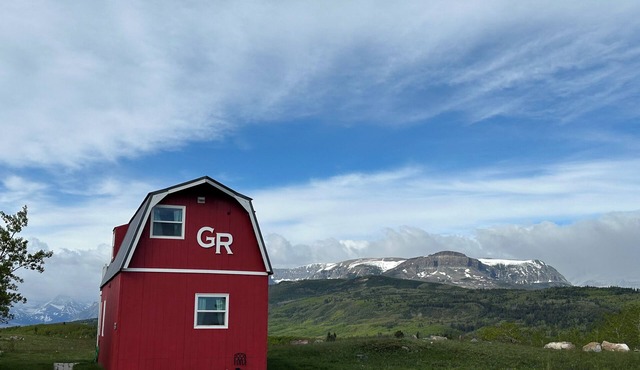 Glacier Lookout - Spacious, New & Villa Overlooking the Rockies & St Mary Lakes