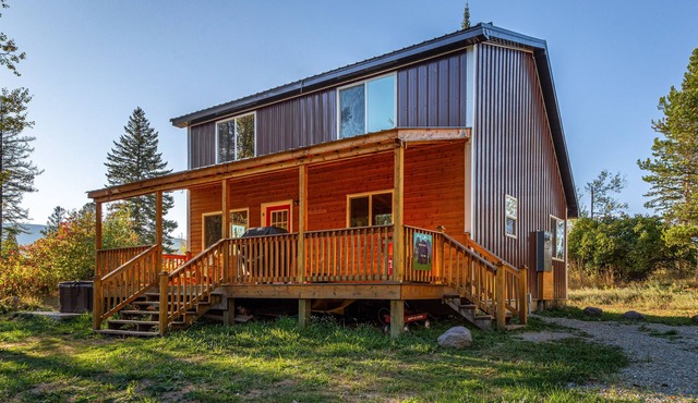 Glacier National Park-cozy, rustic home w/hot tub, just 6 minutes to the park