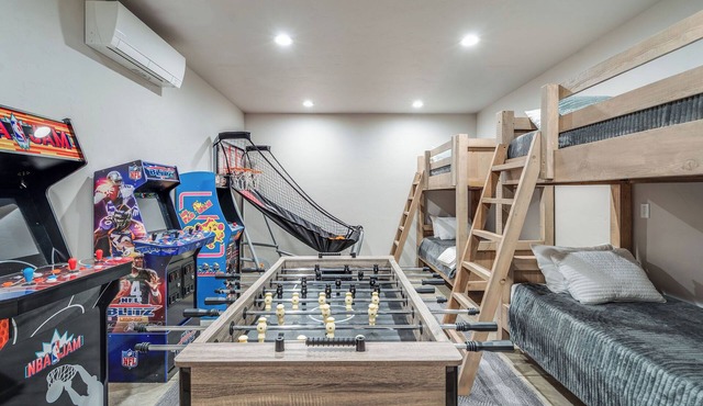 Glacier NP Gem- Sleeps 11- Private Hot Tub- Stay Here in Luxury- 7 miles to GNP