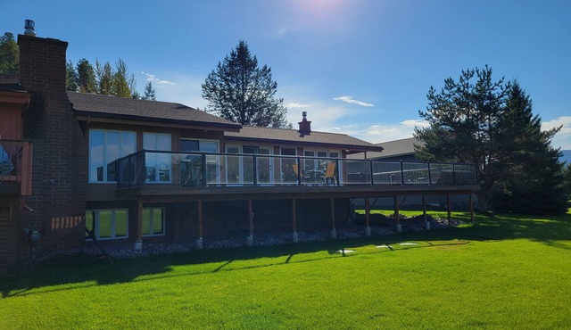 Glacier park views on the golf course! Great for Families.