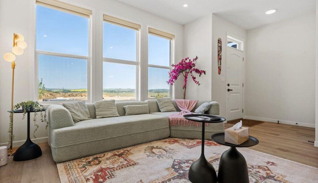 Glacier Ridge Spacious 3BR Near Airport & Banff