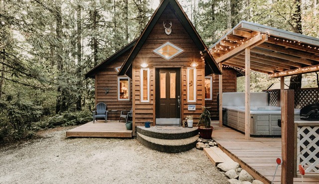 Glacier Springs Cabin #16 - This is a great cottage with an outdoor hot tub!