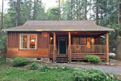 Glacier Springs Cabin 2bedrooms, 2 baths - hot tub Pet Friendly
