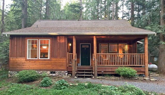 Glacier Springs Cabin 2bedrooms, 2 Baths - hot tub & Pet Friendly!
