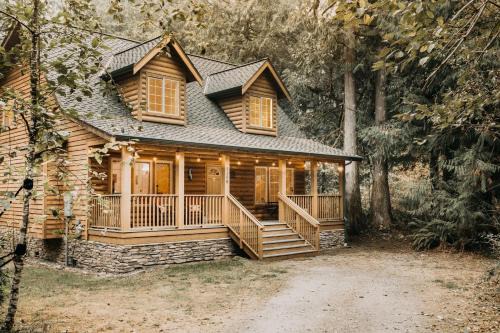 Glacier Springs Cabin 89 Cedar and Log Cabin close to skiing and hiking