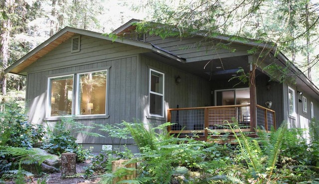 Glacier Springs Cabin - Wood Stove, Hot Tub, WIFI, Sleeps 8
