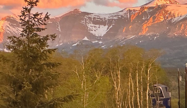 Glacier Summit - Spacious, New & Modern Villa Overlooking the Forest & Rockies