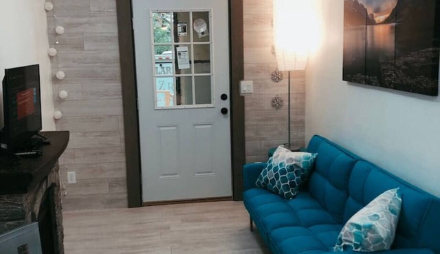 Glacier Tiny House -Valley Village