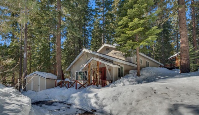 Glades Getaway by Tahoe Getaways - Charming Pet-Friendly 3 BD North Shore Cabin w Wood Fireplace & Short Drive to Ski Resorts