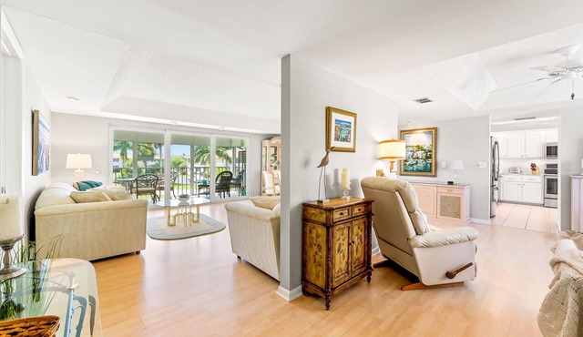 Glades Golf & Country Club-Large, Updated 2/2 Condo near Shopping, Beach & Pier