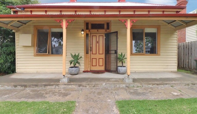 Gladioli I Central Geelong Cottage I Sleeps 6