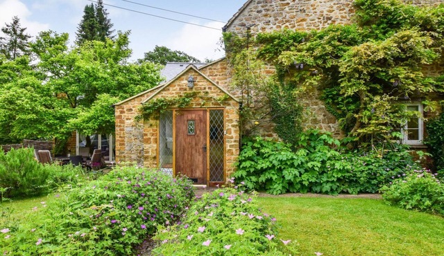 Gladstone Cottage - sleeps 8 guests in 4 bedrooms