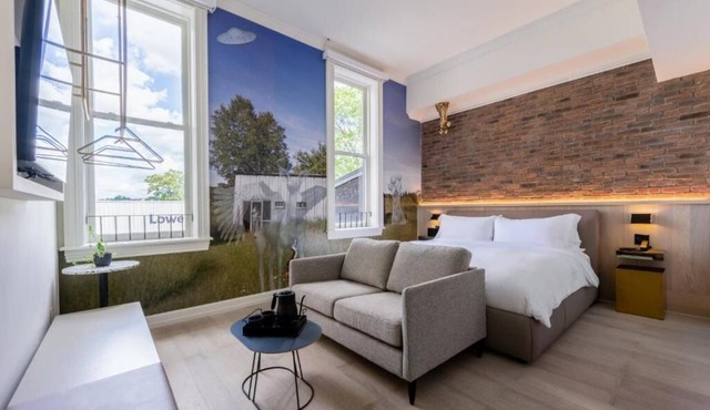 Gladstone Hotel & Suites