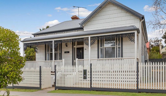 'Gladstone' only minutes walk to the Bendigo train station!