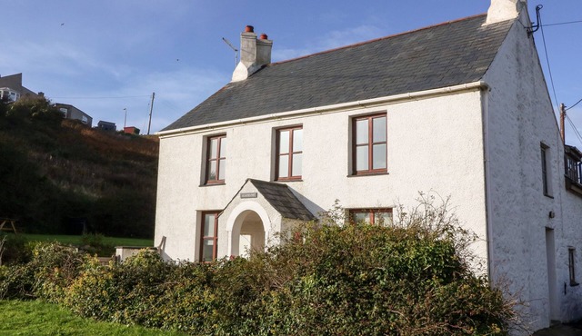GLADSTONE, pet friendly, character holiday cottage in Aberdaron