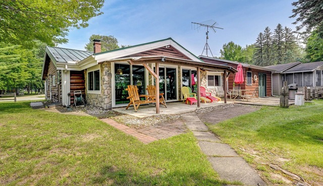 Gladwin Lakefront Cottage w/Deck, Grill!