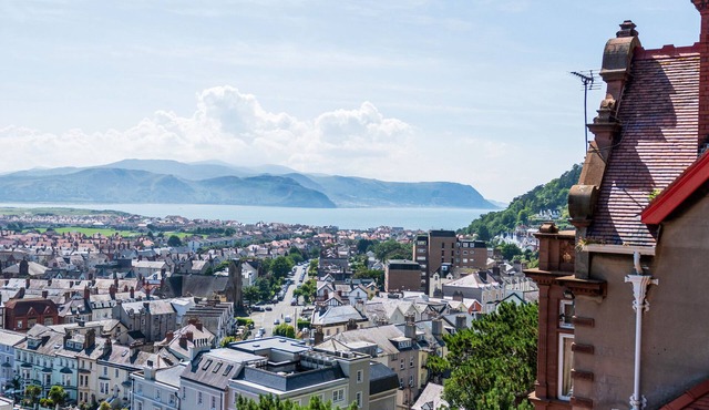 Glain Orme - Four Bedroom Cottage, Sleeps 10