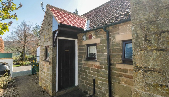 GLAISDALE, pet friendly, character holiday cottage in Glaisdale