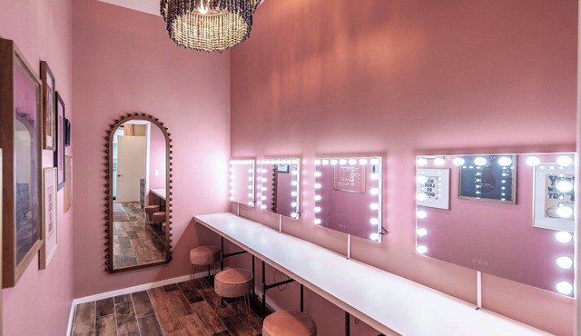 Glam Downtown Retreat w/Pool | Girls’ Trips & Bachelorettes | Sleeps 8