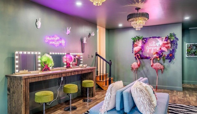 Glam Pocono Retreat: Hot Tub, Sauna, Steam Room, Karaoke System