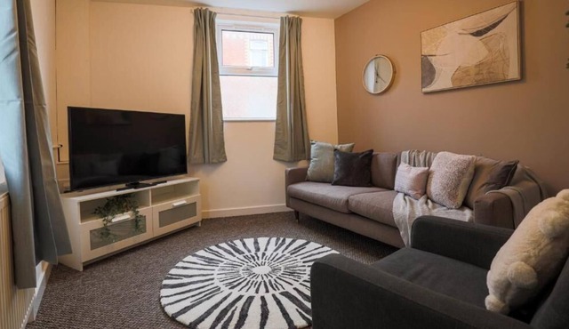 Glamorgan House by Mia Living 2 bedrooms with free street parking