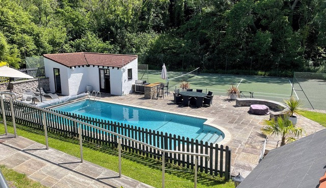 GLAMORGAN HOUSE, pet friendly, luxury holiday cottage in Cardiff