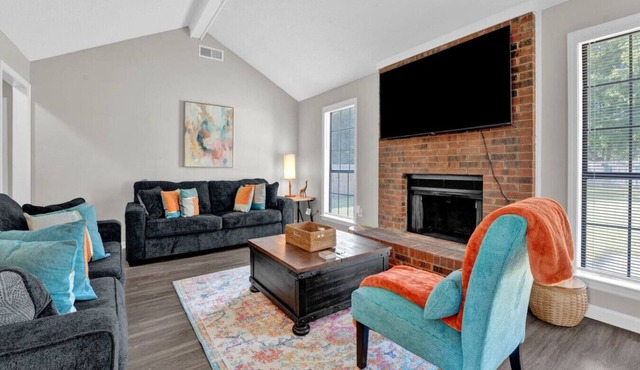 Glamorous 3BR 2BA house w/large fenced backyard