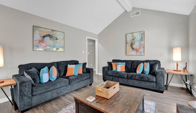 Glamorous 3BR 2BA house w/large fenced backyard