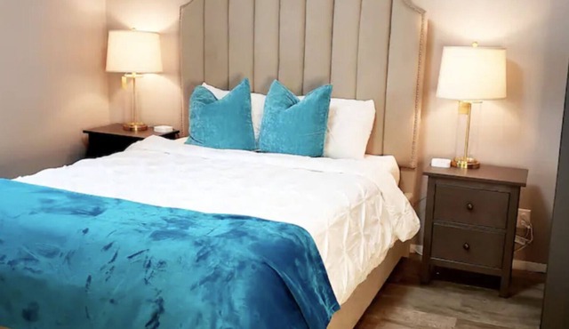 Glamorous Apartment in Montgomery/Aurora.Sleeps 12! 75"TV/FreeParking/FastWiFi