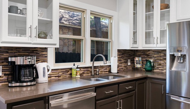 Glamorous Bungalow- 5 min to DT Austin
