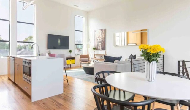 Glamorous Perfectly Located Deluxe 2 Bed Townhome