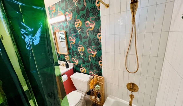 Glamorous PRIVATE SUITE 1BR/BA near Downtown - Self Check