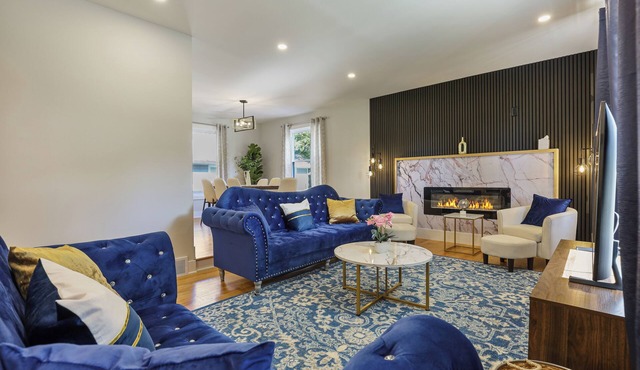 Glamorous Stay in this 3 BR + 3BA House w/Bar and Home Sauna!