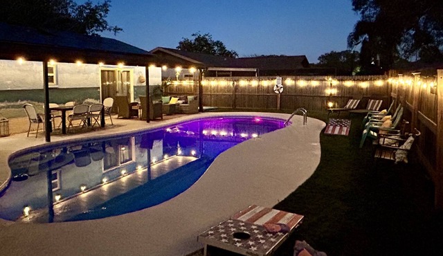 GLAMOROUS UPDATED HEATED POOL HOME 5 MILES TO THE BEACH! PET FRIENDLY