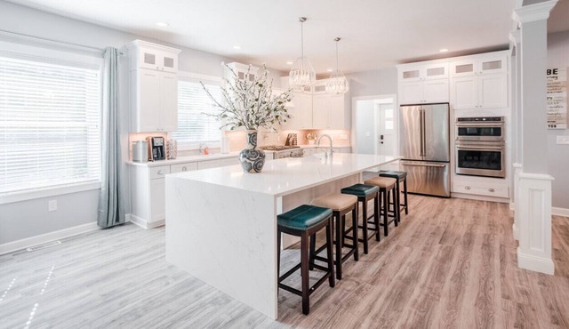 Glamorous, Upscale 5B Hyde Park Home w/Outdoor Patio