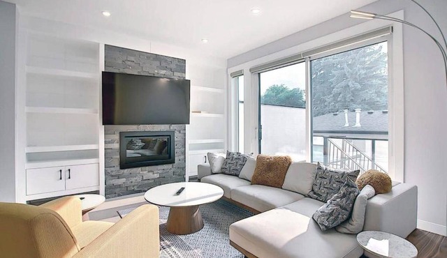 Glamorous Vines , 10 minutes to Downtown