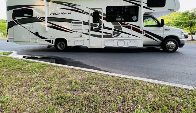 Glamp in the heart of historic downtown. Walk to the river and Main St.