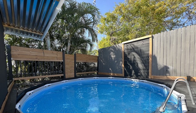 GLAMPER w/Private Pool☀️🌴Near Downtown Wpb, Airport PBI✈️ Tanger Oulets🛍️ Beaches 🌊