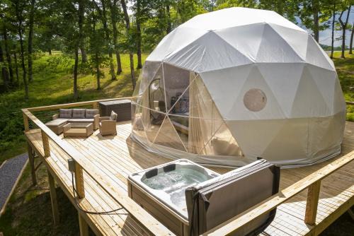 Glamping Dome Hot Tub, Fire Pit & Forest Views