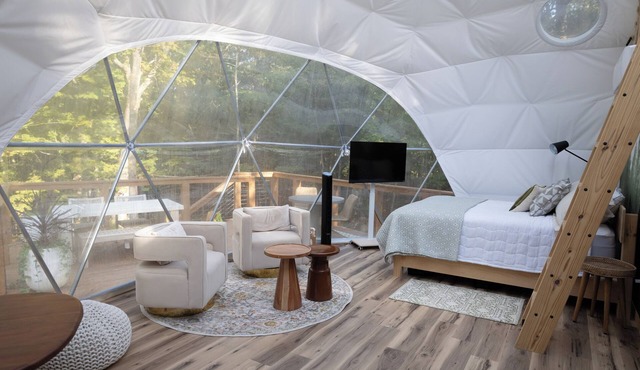 GLAMPING DOME WITH WOOD BURNING HOT TUB