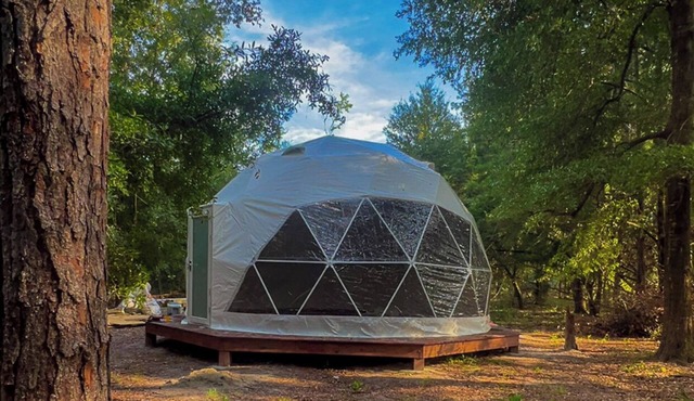 Glamping GeoDome ~ 4min to Springs ~ AC ~ Grill ~ Firepit